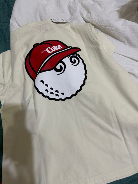 말본 골프(MALBON GOLF) [MALBON X COCA-COLA] 코카콜라 버킷 라운드 티셔츠 IVORY 후기