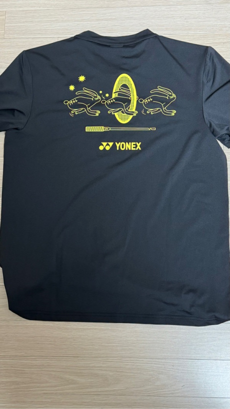 요넥스(YONEX) 241TS067U 블랙 공용 셔틀콕 그래픽 반팔 티셔츠 후기