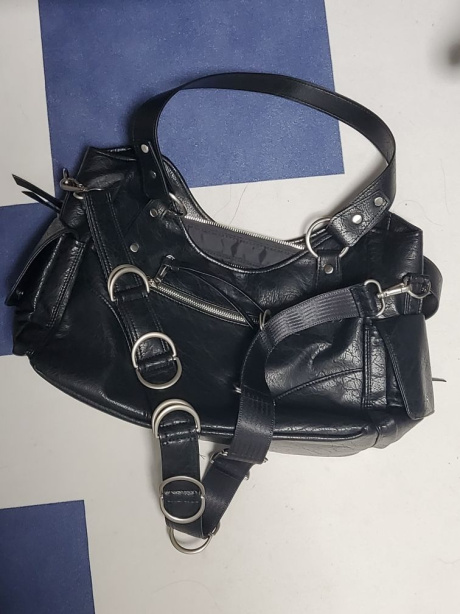 이우가마카라스(IUGAMAKARAS) Studded Leather Shoulder Bag (Black) 후기