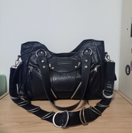 이우가마카라스(IUGAMAKARAS) Studded Leather Shoulder Bag (Black) 후기