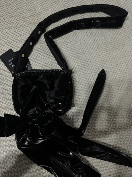 이우가마카라스(IUGAMAKARAS) Knotted Micro Padding Bag (Glossy-Black) 후기
