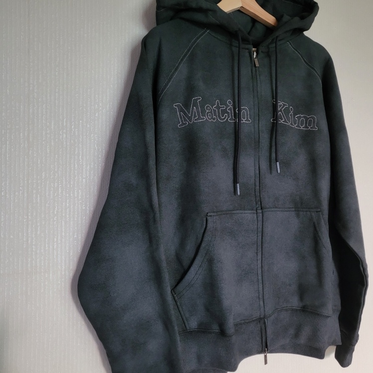 마뗑킴(MATIN KIM) FRONT LOGO STITCH WASHED HOODY ZIP UP IN DARK