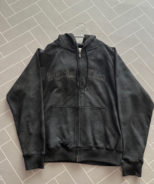 마뗑킴(MATIN KIM) FRONT LOGO STITCH WASHED HOODY ZIP UP IN DARK