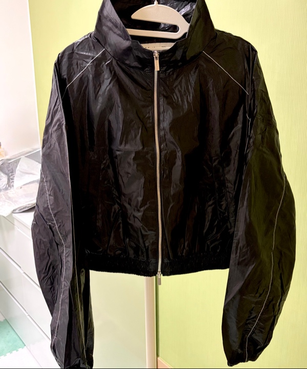 마뗑킴(MATIN KIM) MATIN COATING CROP BLOUSON IN BLACK - 사이즈
