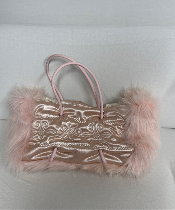 스컬프터(SCULPTOR) Fluffy Slouchy Satin Bag Coral Beige/Pink