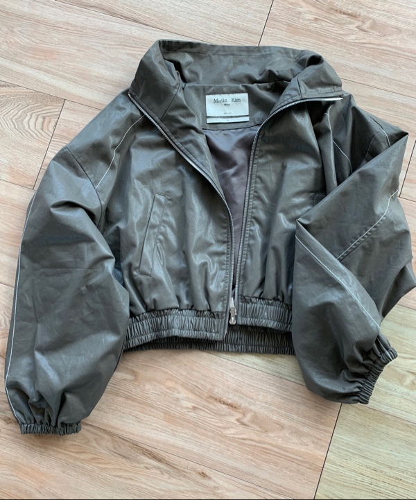 마뗑킴(MATIN KIM) MATIN ROUGH COATING CROP BOMBER IN KHAKI