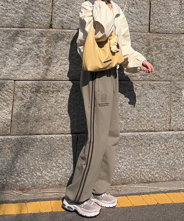 마뗑킴(MATIN KIM) MATIN ROUGH COATING CROP BOMBER IN KHAKI