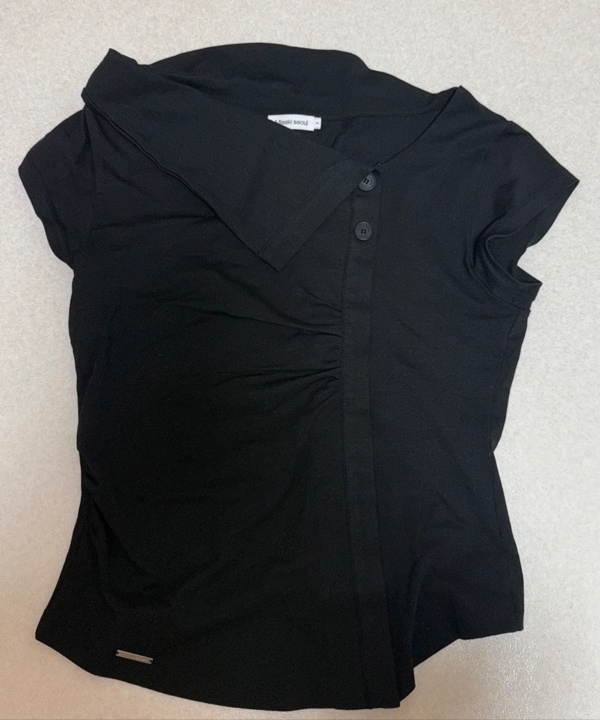 미세키서울(MISEKI SEOUL) Folding collar shirring top CHARCOAL