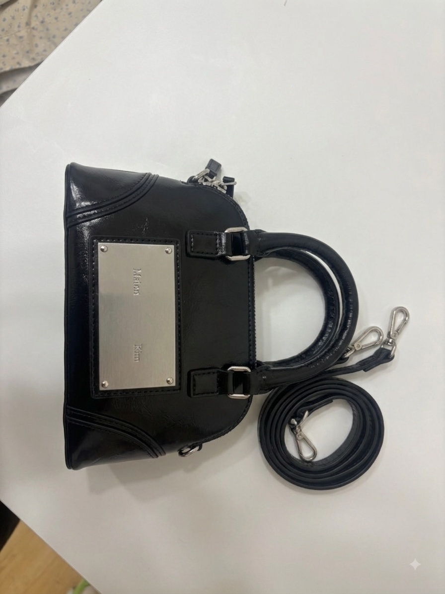 마뗑킴(MATIN KIM) CURVE ZIP MINI BAG IN BLACK - 사이즈 & 후기 | 무신사