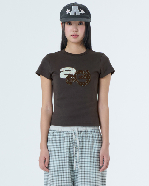 トップス MUSINSA aeae APPLIQUE FLOWER LOGO TEE MUSINSA公式 | AEAE APPLIQUE FLOWER LOGO TEE [DARK BROWN]