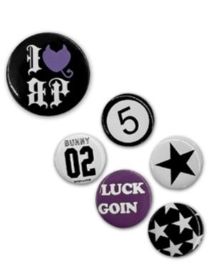 블랙 퍼플 핀 뱃지 사은품 이미지