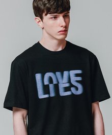 LOVE IS LIES 반팔 티셔츠 블랙