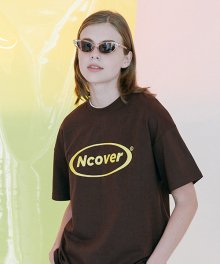 [앤커버] 라운드 로고 티셔츠-브라운