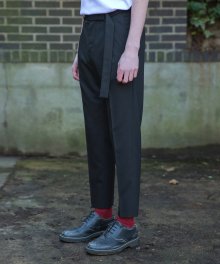 Belted Carrot-Fit Trousers / Black