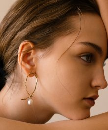 Binding Pearl Gene Earring