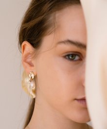 Fluid Double Pearl Gene Earring