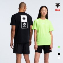 [데상트] [40% OFF]남녀공용 UMF 그래픽 레귤러핏 백로고 반팔 티셔츠 (S9223TTS52)