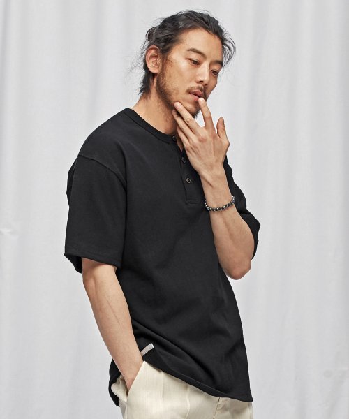 프리즘웍스(frizmworks) HENLEY NECK HALF TEE _ BLACK