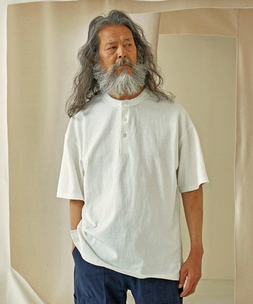 프리즘웍스(frizmworks) HENLEY NECK HALF TEE _ WHITE