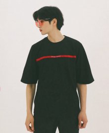 S/S MEN RED STRIPE POINT TEE (BLACK)