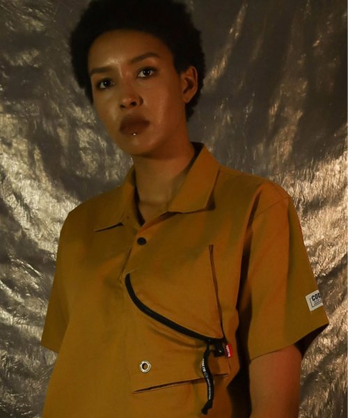 코드아이엠(codeim) 유틸리티 지퍼 포켓 루즈핏 반팔 카라티 머스타드