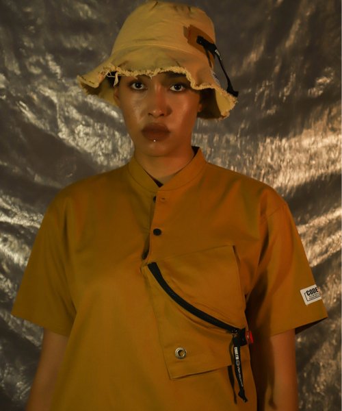 코드아이엠(codeim) 유틸리티 지퍼 포켓 루즈핏 헨리넥 반팔티 머스타드