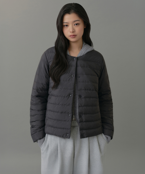 무신사 스탠다드 우먼(musinsastandardwoman) 우먼즈 트랜스폼 라운드 넥 라이트 다운 재킷 [차콜 그레이]