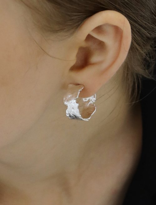 이오유스튜디오(EOU STUDIO) Chalrie hoop earring (silver)