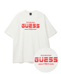 게스(GUESS) [CREW] 유니 리플렉티브 액티브 로고 반팔 티셔츠