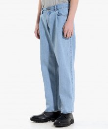 TUCK LOOSE TAPERED JEAN (LIGHT BLUE)