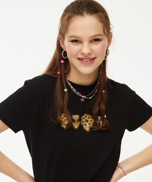 로씨로씨(roccirocci) Flower drawing Tight fit T-shirt [BLACK]