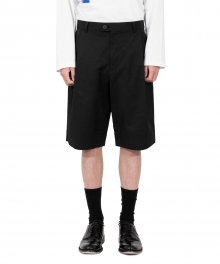 ONE TUCK BERMUDA SHORTS black