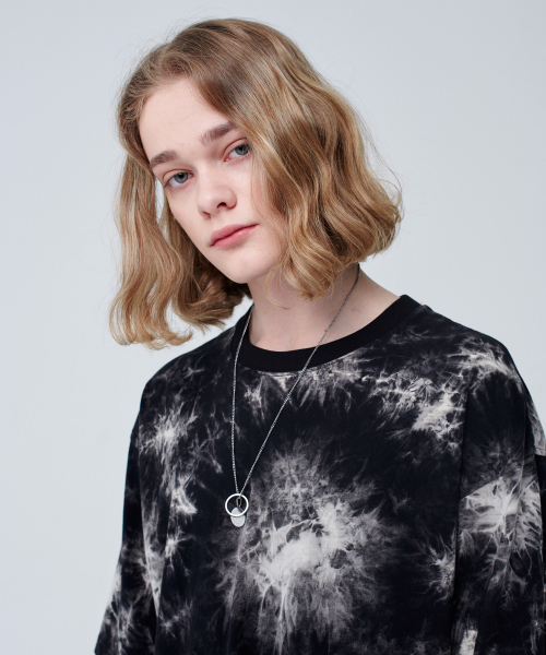 모즈모즈(mozmoz) 블랙 타이다이 오버핏 티셔츠_연베이지