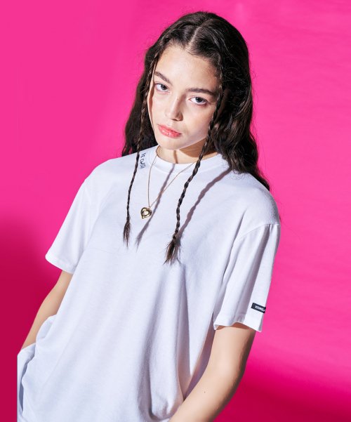 비바클래시(vivaclassy) 레터링 베이직 티셔츠 [화이트]