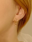 피오레(FIORE) twist heart ribbon earring