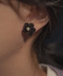 메리모티브(MERRYMOTIVE) Little black flower with pearl earring