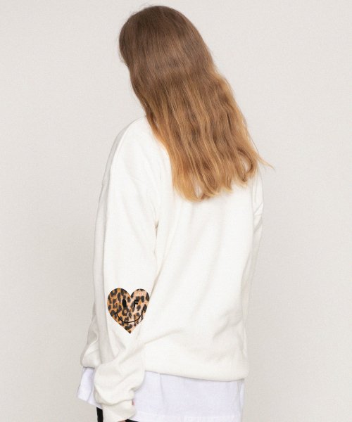 MUSINSA | GRAVER [UNISEX] ELBOW LEOPARD HEART CLIP SWEATSHIRT IVORY