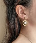위트홀리데이(WIT-HOLIDAY) Holiday pearl moon earring