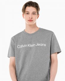[CK] 남 J317456 P2D 미드그레이헤더 인스티튜셔널 젤 로고 프린트 반팔 티셔츠