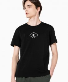[CK] 남 J318146 BEH 블랙 레귤러핏 CK 모노트라이앵글 반팔 티셔츠
