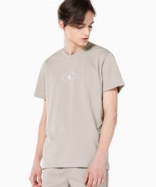 [CK] 남 J318146 PED 타우페 레귤러핏 CK 모노트라이앵글 반팔 티셔츠