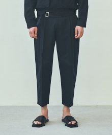 Carrot-fit Cropped pants  - Black