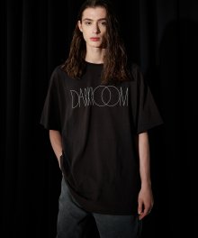 21S4D008 다크룸 레터링 세미오버핏 반팔 티셔츠 (다크초코)
