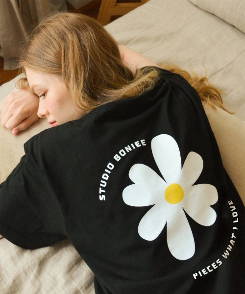 데이지 플라워(Daisy Flower) 백 프린팅 루즈 티셔츠 블랙