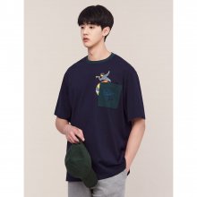 [강한 X BEANPOLE] [OVER FIT] 네이비 그래픽 포인트 포켓 티셔츠 (BC1642K11R)