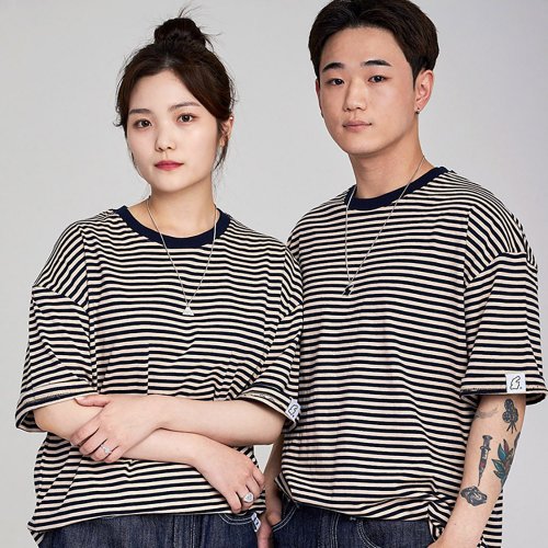 어퍼스트로피 콤마(APOSTROPHE COMMA) 슬리브 포인트 스트라이프 반팔티셔츠 (네이비) - 사이즈 & 후기 | 무신사