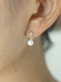 이오유스튜디오(EOU STUDIO) small white pearl earring
