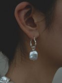 이스트인디고(EASTINDIGO) Square baroque pendant earrings