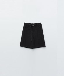 BELT HALF PANTS IN BLACK