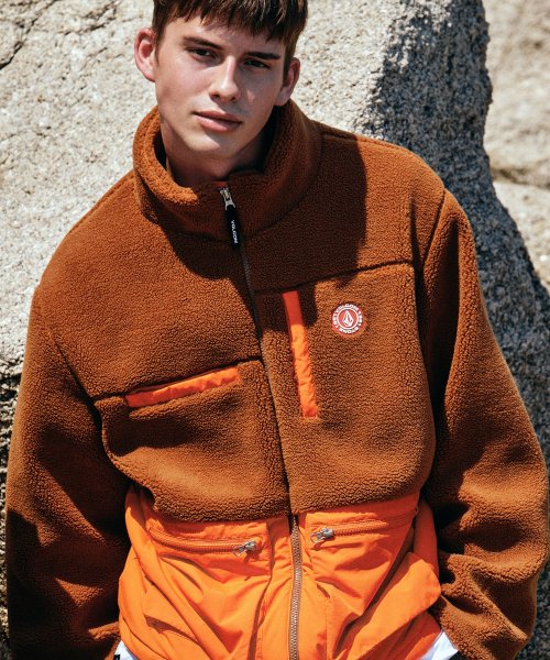 볼컴(volcumkorea) 캠퍼 컴포트핏 보아 플리스 자켓(카멜)